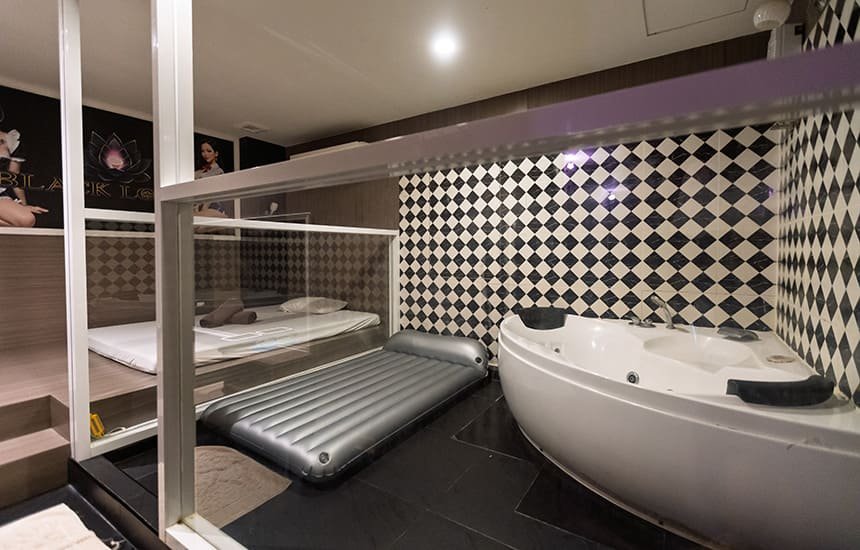 Black Lotus Massage/ ブラックロータス